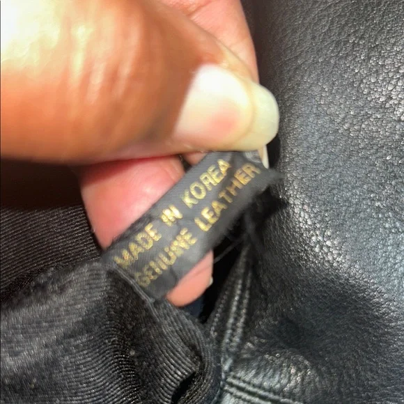 Elegant Black Leather Crossbody Bag - Picture 9 of 12